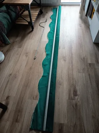 Toldo vertical verde.