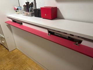 Cama abatible blanca con detalles rosas