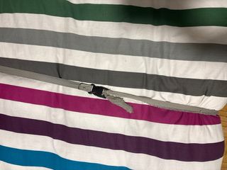 Cama abatible blanca con detalles rosas