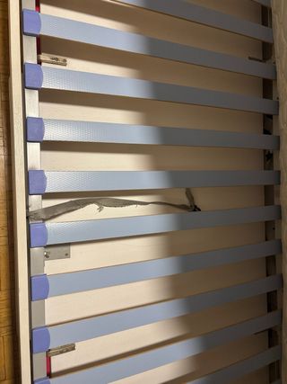 Cama abatible blanca con detalles rosas