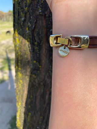 Pulsera de cuero con tachuelas doradas