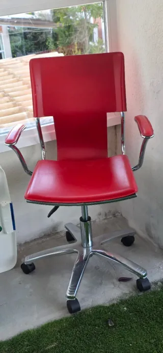 Silla de oficina roja con ruedas