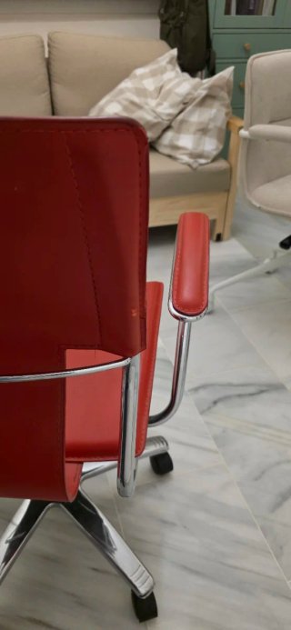 Silla de oficina roja con ruedas