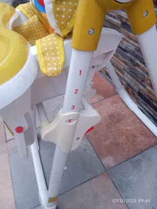 Trona infantil Piku con cojín estampado