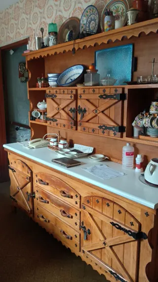 Alacena antigua de madera y cristal