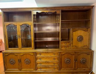 Mueble de salón de madera con vitrina