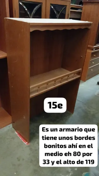 Armario de madera con estante