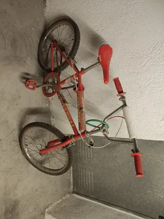 Bicicleta BMX Universal Roja