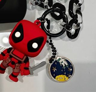 Custodia AirPods gen4 Deadpool con ciondolo
