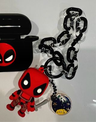 Custodia AirPods gen4 Deadpool con ciondolo