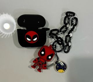 Custodia AirPods gen4 Deadpool con ciondolo