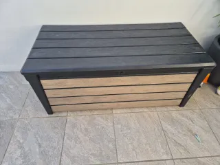 Baúl de exterior de plástico y madera