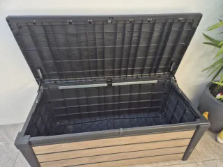 Baúl de exterior de plástico y madera