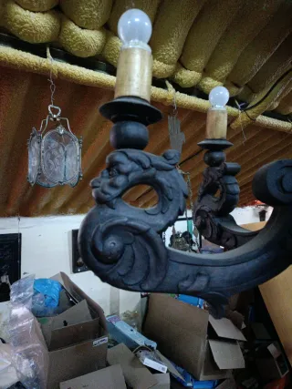 Lámpara antigua de madera tallada