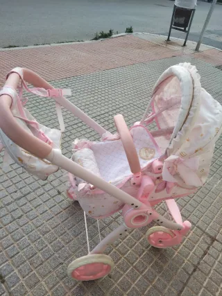 Carro de muñecas rosa con capota