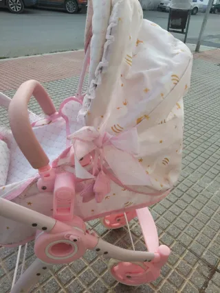 Carro de muñecas rosa con capota