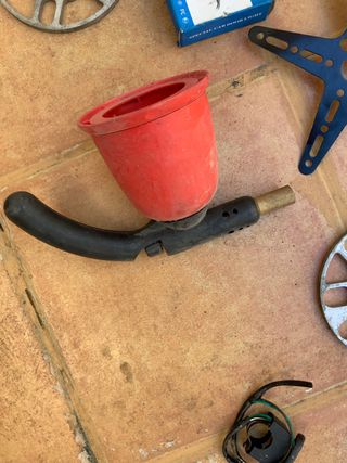 Soplete con mango y cazo rojo