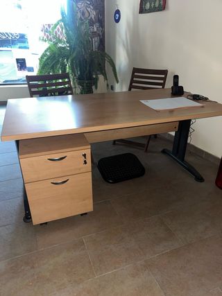 Mesa de oficina de madera y metal Tengo 3 iguales.