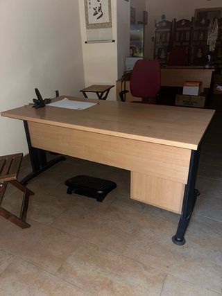 Mesa de oficina de madera y metal Tengo 3 iguales.