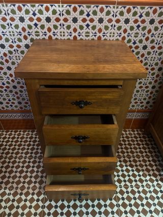 Mesita de noche de madera marrón