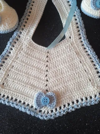 Conjunto babero y zapatitos crochet bebé