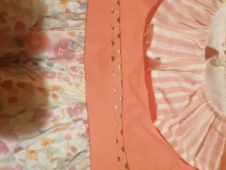 Vestido niña floral en coral.