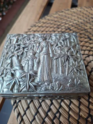 Antigua caja china de metal decorada