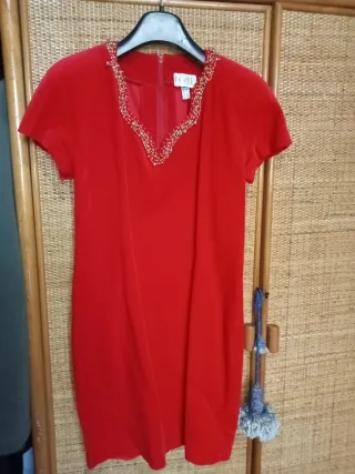 Abito in velluto rosso con ricami a mano