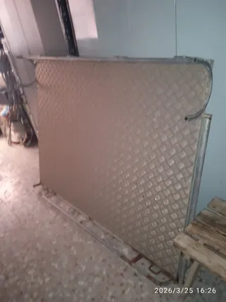 Plataforma metálica con superficie antideslizante