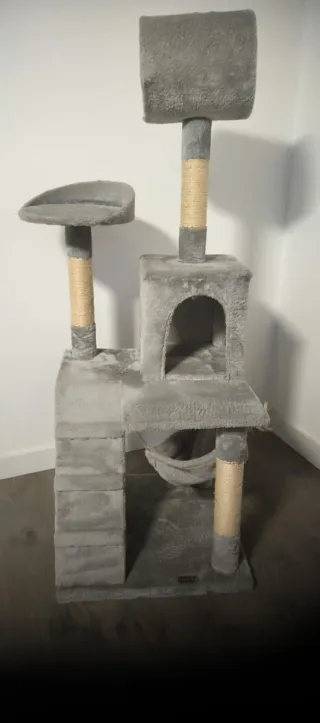 Árbol rascador para gatos gris