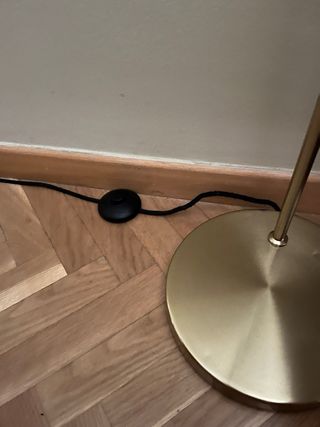 Lámpara de pie dorada