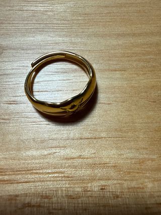Anillo dorado con diseño de estrella