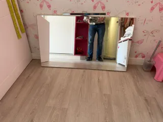 Espejo de baño plateado y blanco