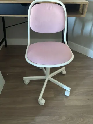 Silla rosa pequeña para escritorio.
