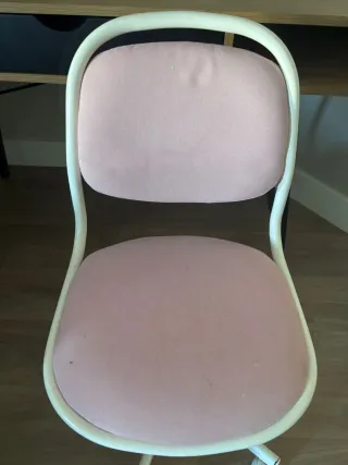 Silla rosa pequeña para escritorio.