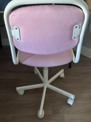 Silla rosa pequeña para escritorio.