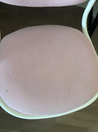 Silla rosa pequeña para escritorio.