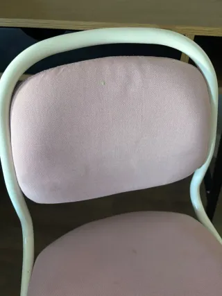 Silla rosa pequeña para escritorio.