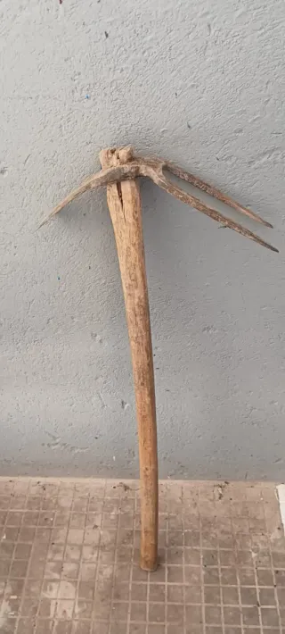 Pico y pala de madera