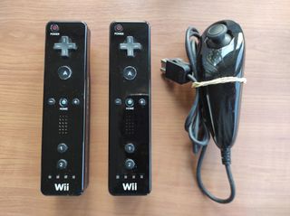 NINTENDO WII NERA CON 2 WIIMOTE + NUNCHUK + BASE