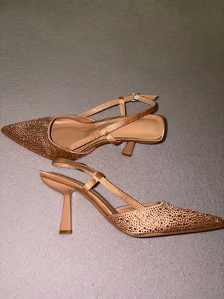 Tacones dorados brillantes