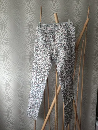 Pantalón estampado floral Stradivarius l