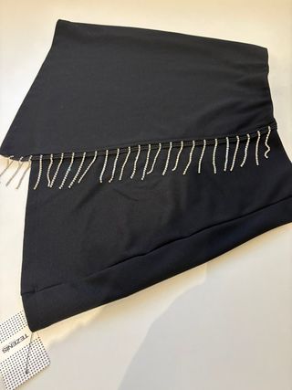 Falda corta negra con pedrería