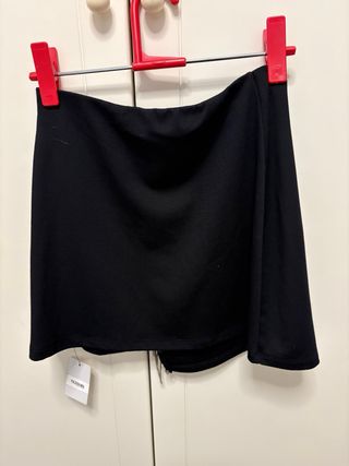 Falda corta negra con pedrería