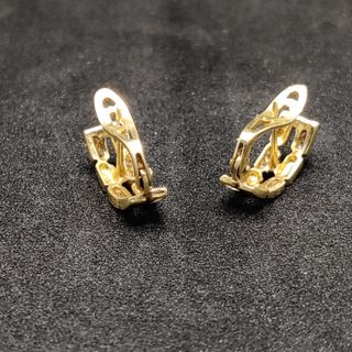 Pendiente de oro de 18k. Peso: 4.31 g.