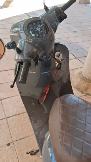 Moto Scooter Gris Oscuro