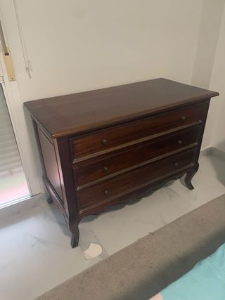 Comoda y dos mesitas de noche de maedera
