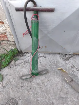 Inflador antiguo bicicleta verde