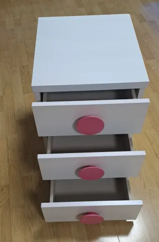 Mesa cajonera madera blanca con vetas grises