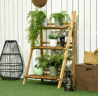 Estantería de madera para plantas